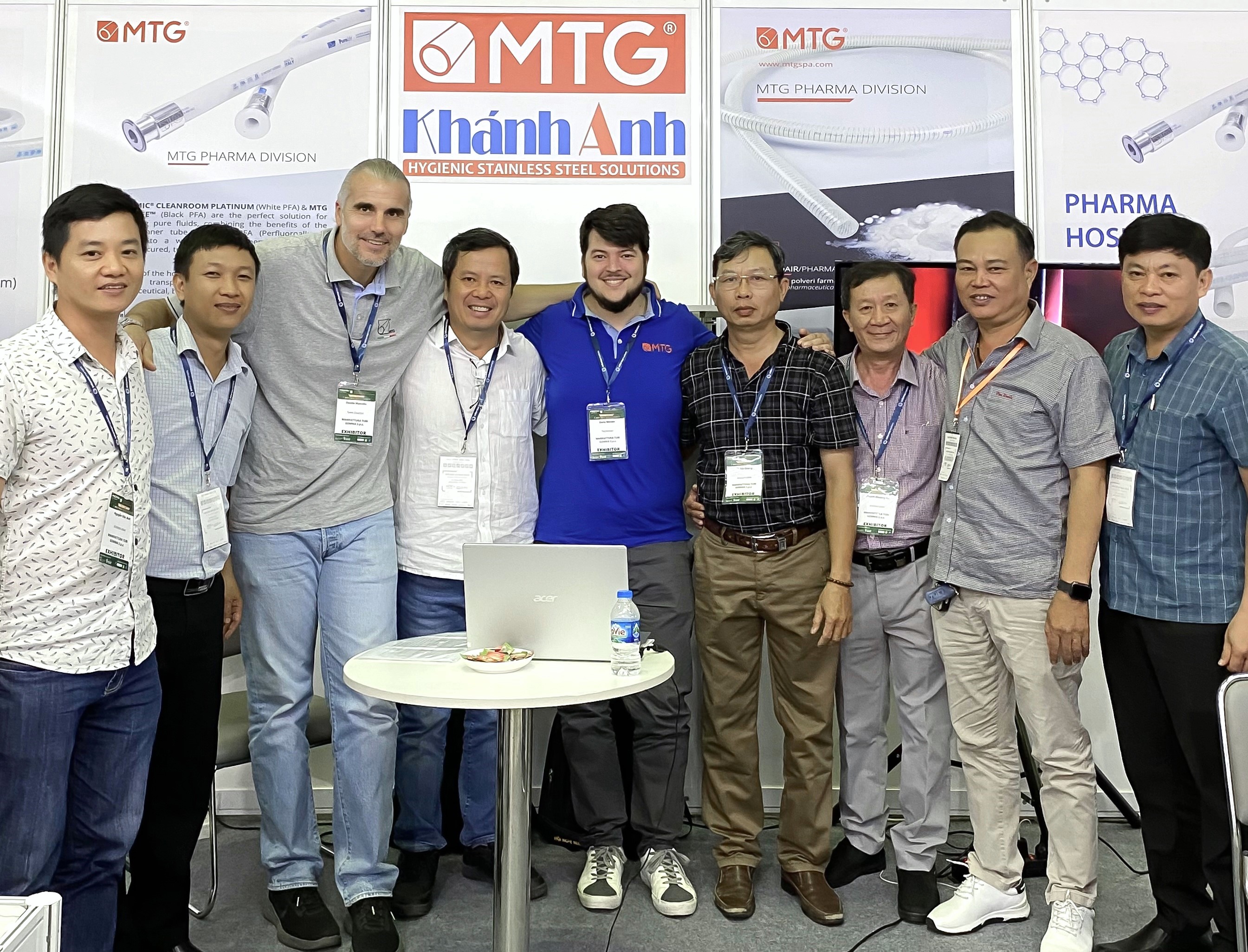 Các thành viên Công ty Khánh Anh cùng với hai đại diện đến từ hãng MTG Italy có mặt tại Triển lãm Propak Vietnam 2023
